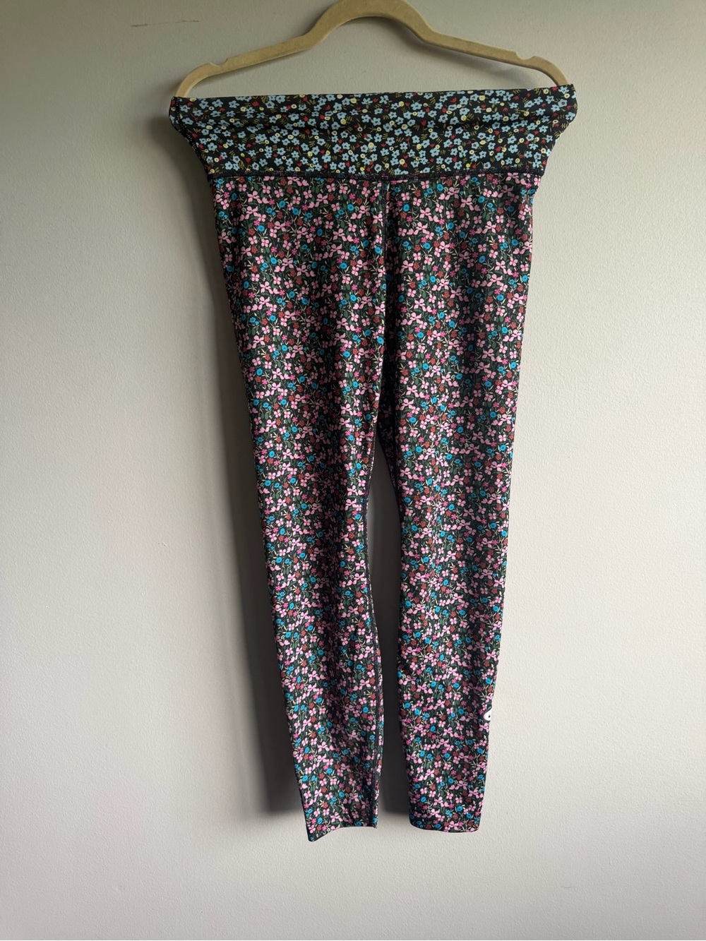 NIKE Floral Pattern Stretch Leggings - Black with Pink & Teal Flowers